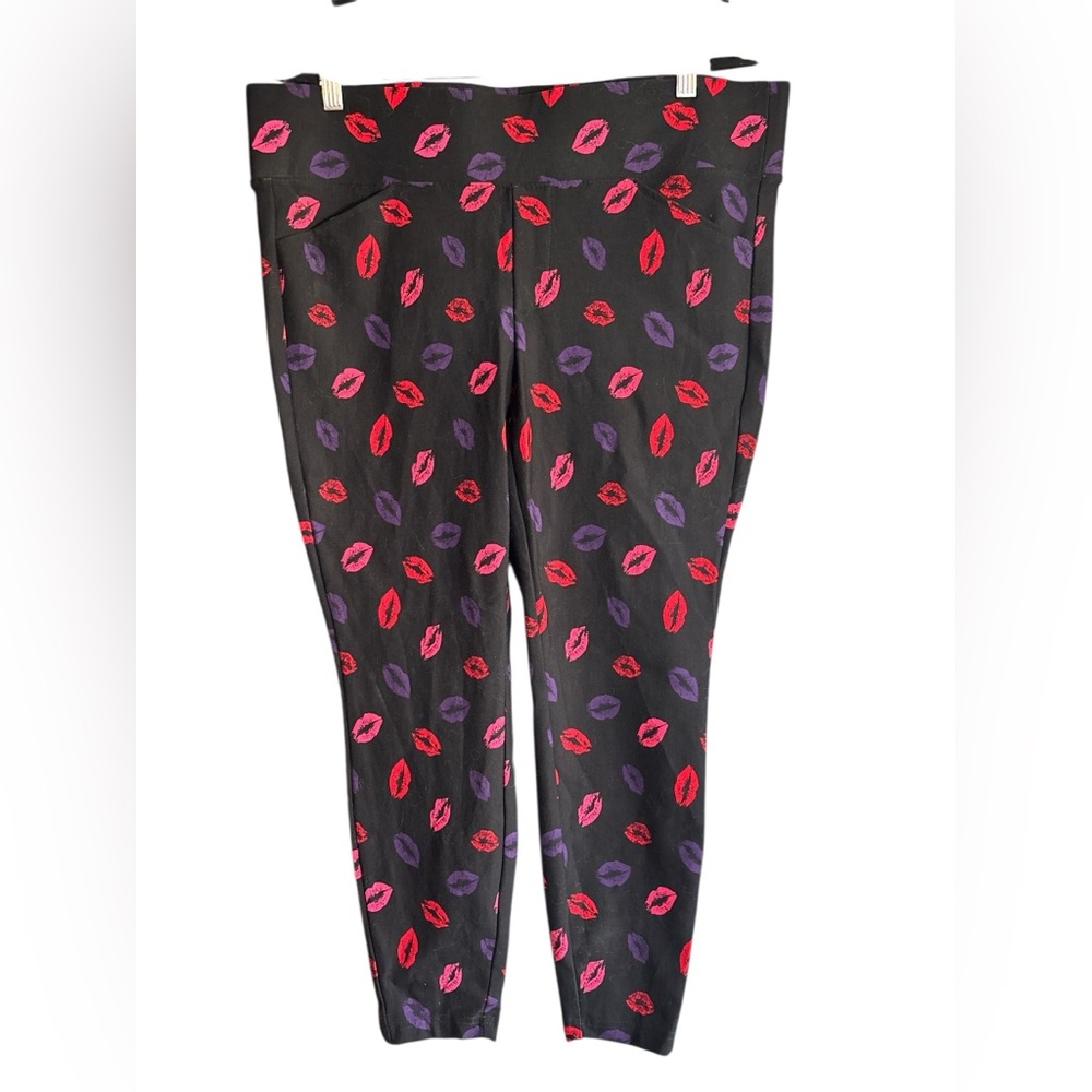 Torrid Pixie Pants Black Kiss Print Stretch  Ankle Size 2R = size 12 / 14